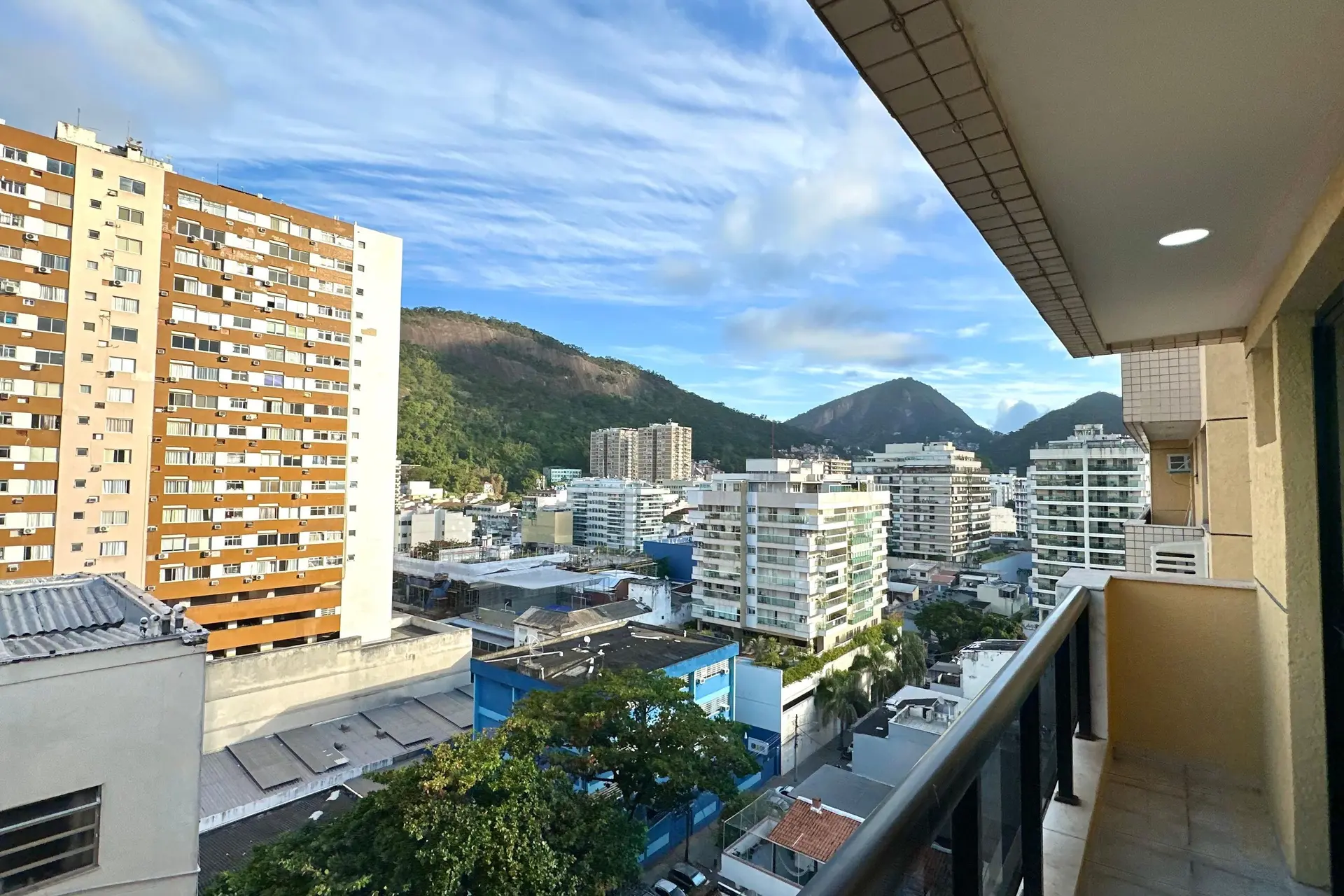 Furnished 1-bedroom apartment with a glazed balcony — photo 15