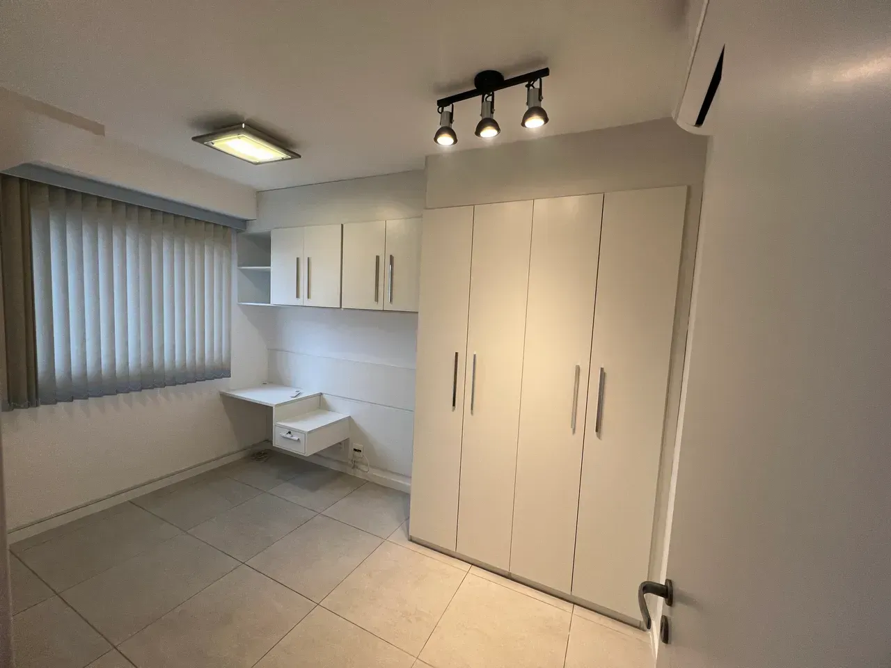 Unfurnished 2-bedroom apartment with built-in wardrobes — photo 4