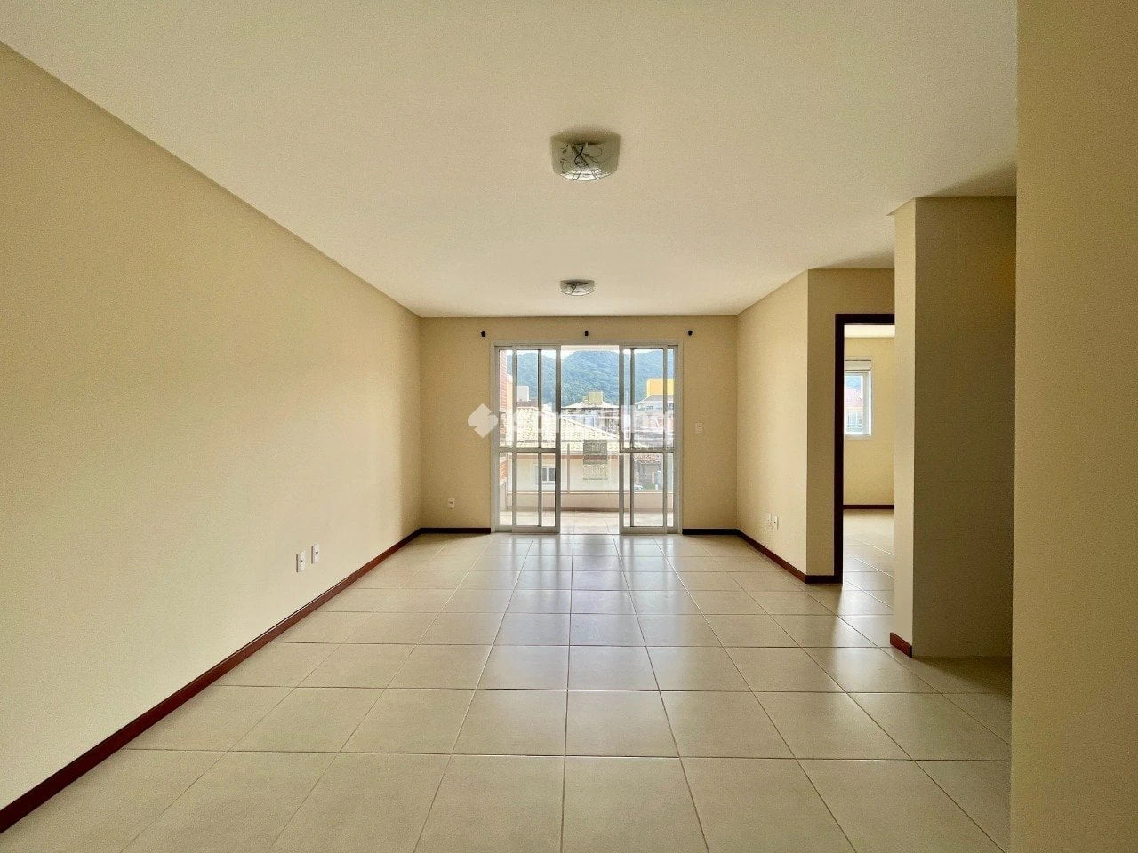 Balcony with a grill in a 2-bedroom apartment, 73 m² — photo 7