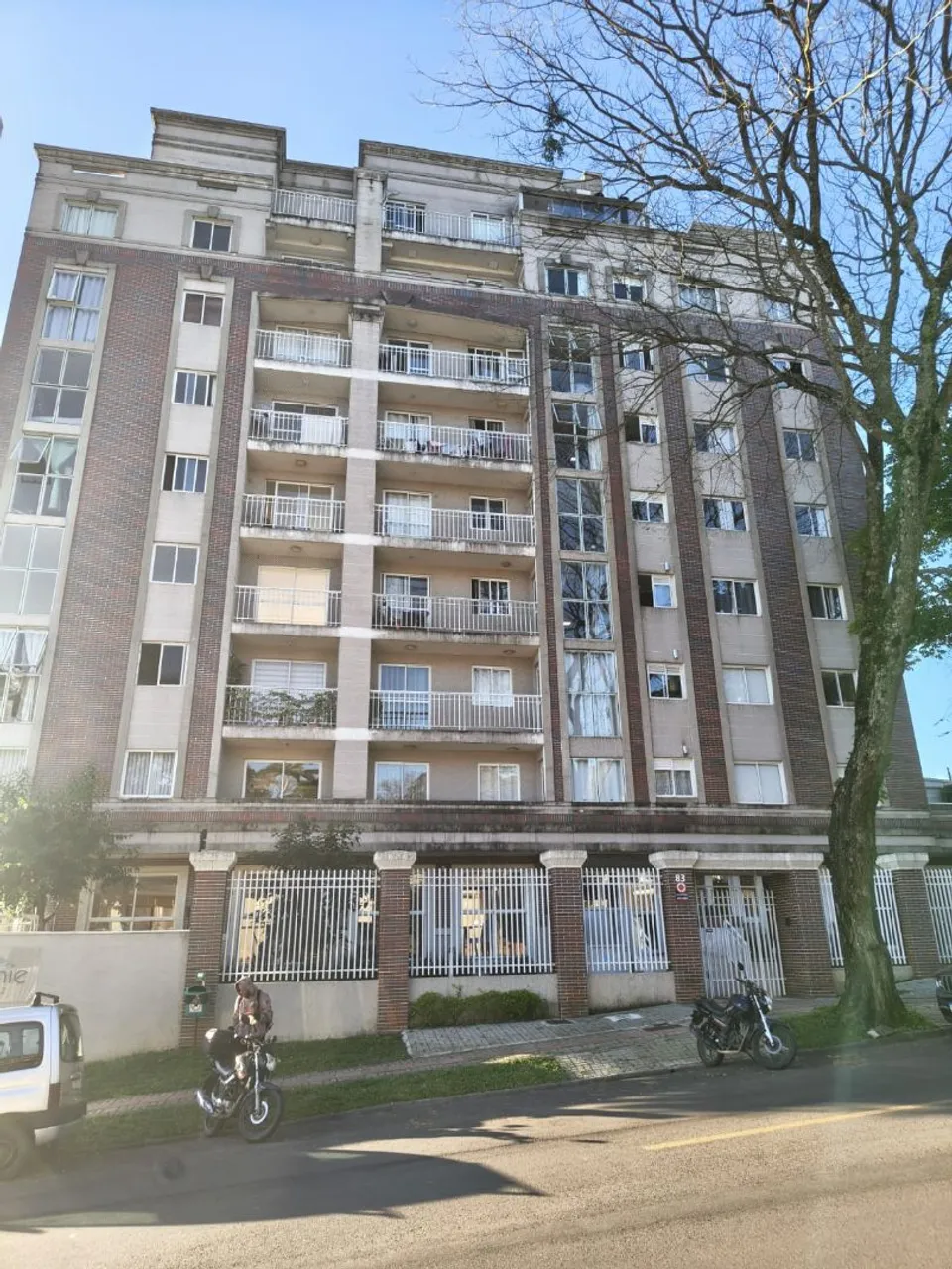 Balcony with a grill in a 2-bedroom apartment, 70 m² — photo 4