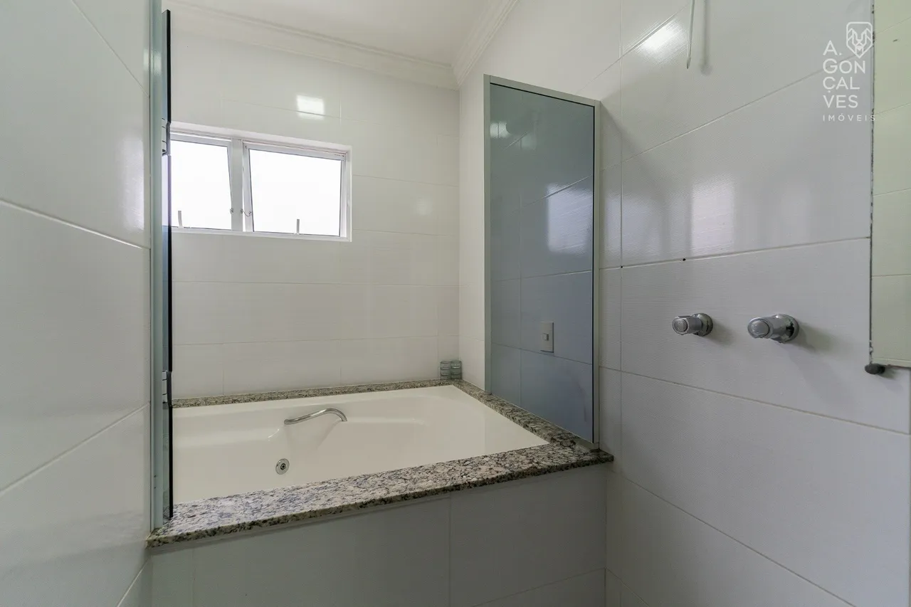 House with 3 bedrooms and a closed kitchen with gas stove — photo 9