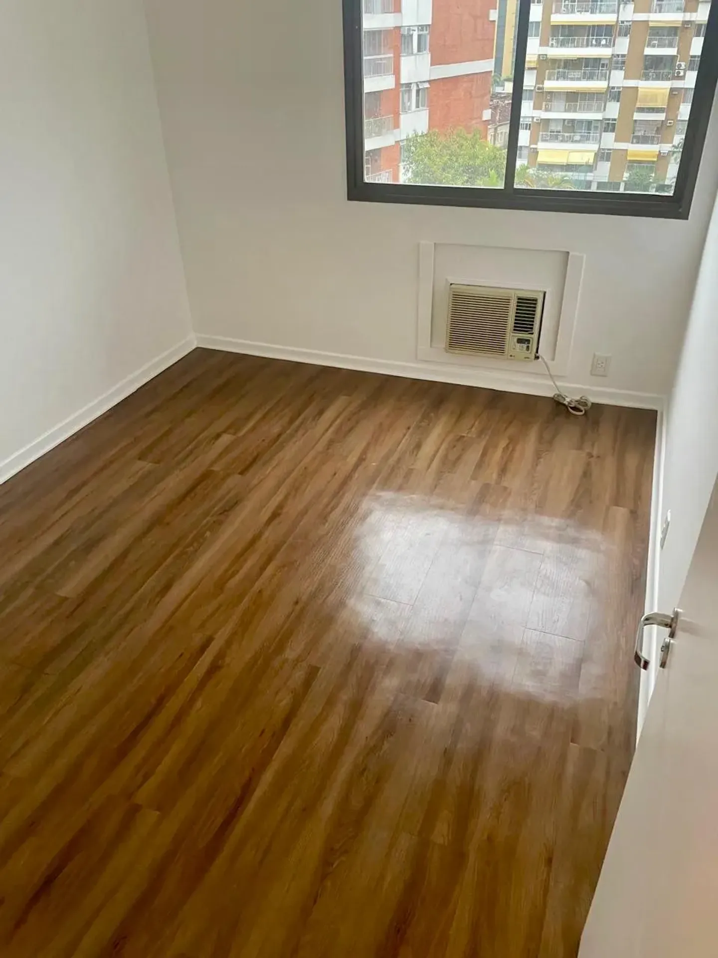 Apartment, 90 m², with wood or laminate floors — photo 3