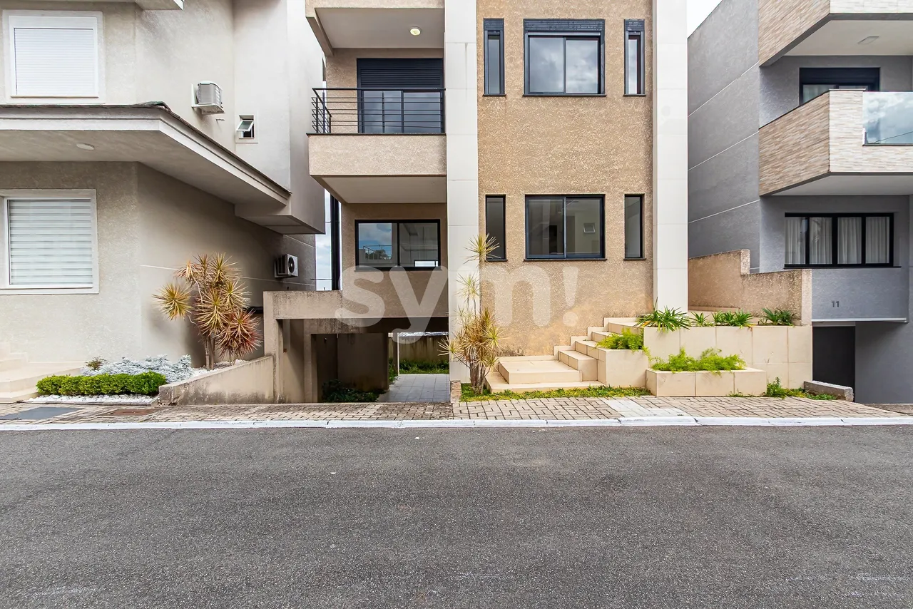 House in a gated community with 5 bedrooms and 3 suites — photo 2