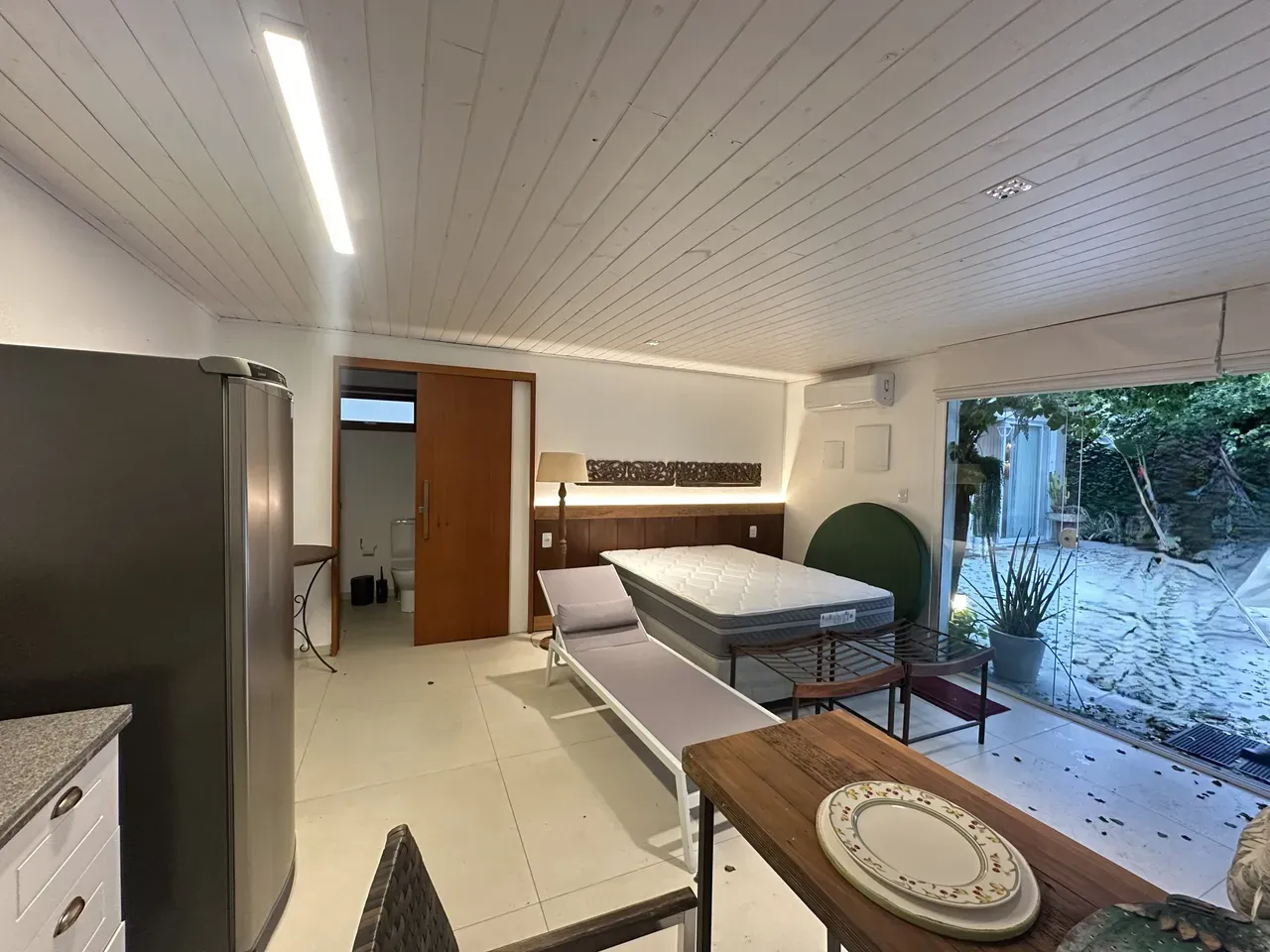 Casa de 320 m² com janelas do piso ao teto e lareira — photo 37
