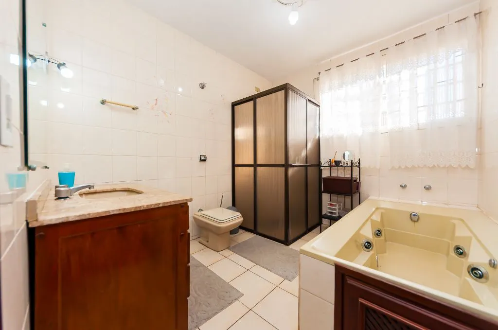 3-bedroom house with a bathtub in Curitiba — photo 45