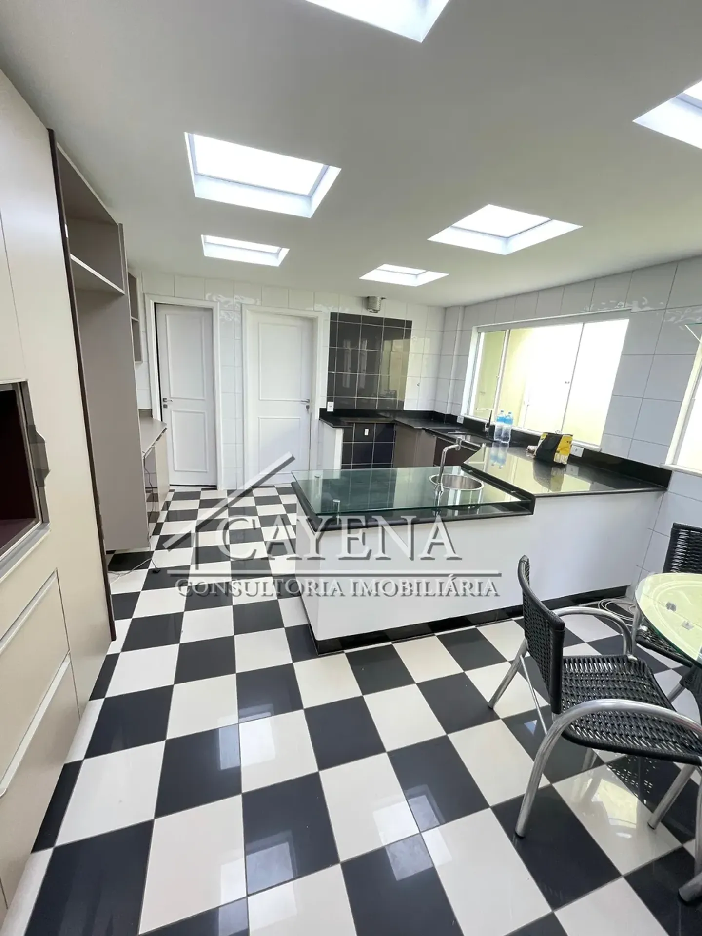 4 quartos e banheira: casa de 650 m² — photo 64