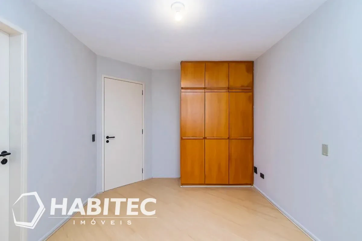 3-bedroom apartment with wood or laminate floors — photo 17
