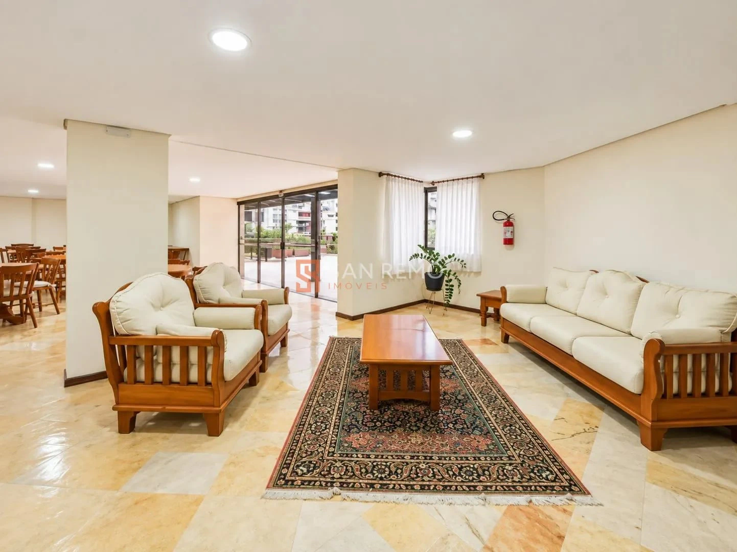 Furnished 3 en-suite bedroom apartment with 254 m²