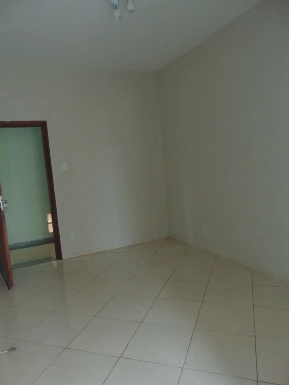 Unfurnished 3-bedroom apartment with built-in wardrobes — photo 17