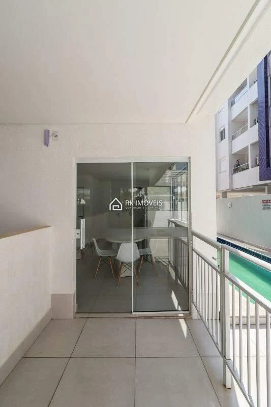One-bedroom apartment in a building with a pool — photo 5