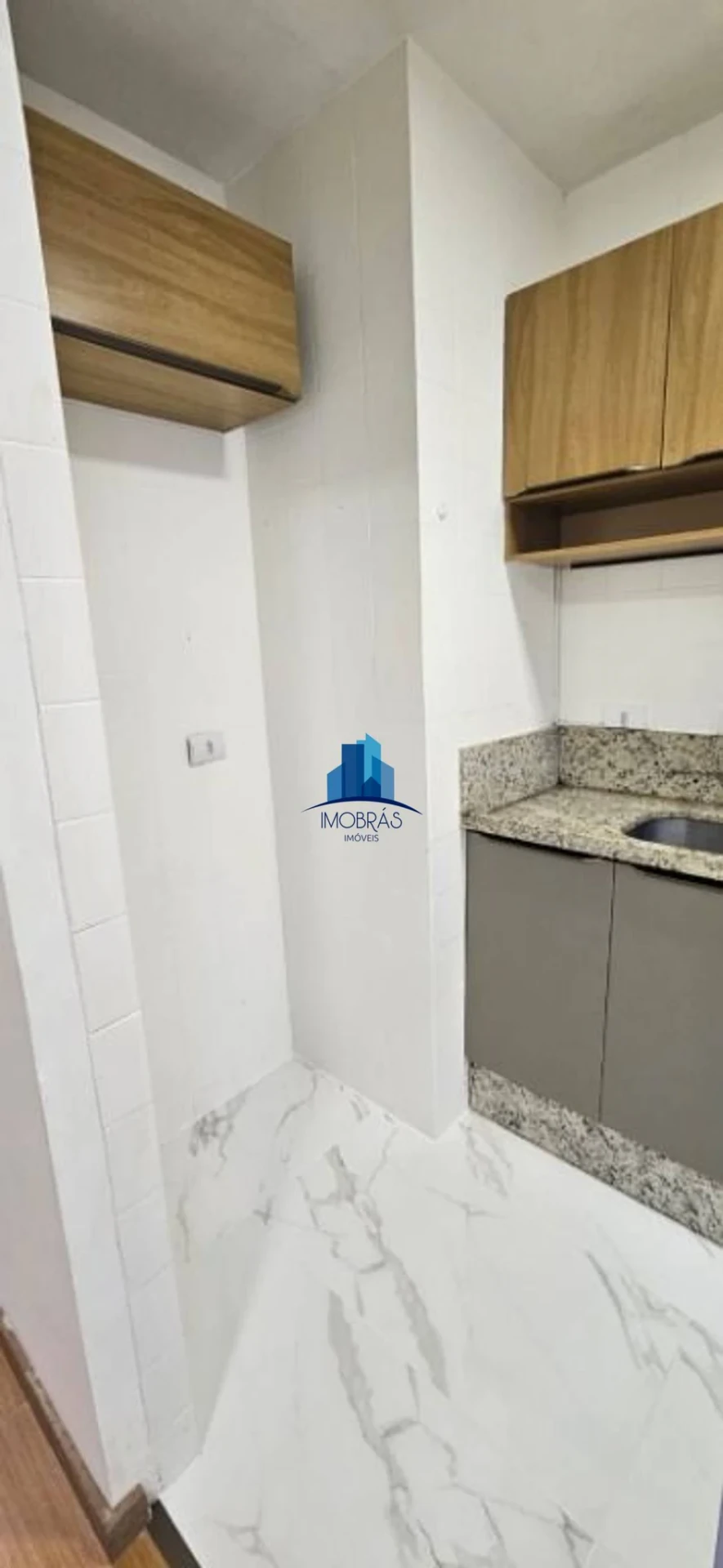 Wood or laminate floors in a one-bedroom apartment, 35 m² — photo 3