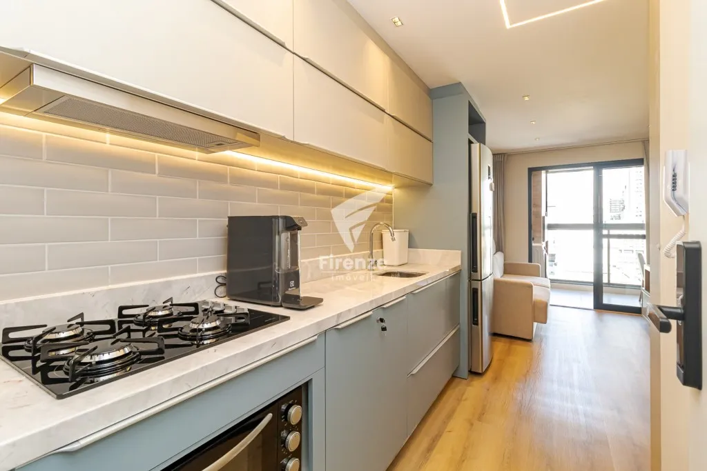 Apartamento mobiliado com cozinha integrada e varanda fechada — photo 3