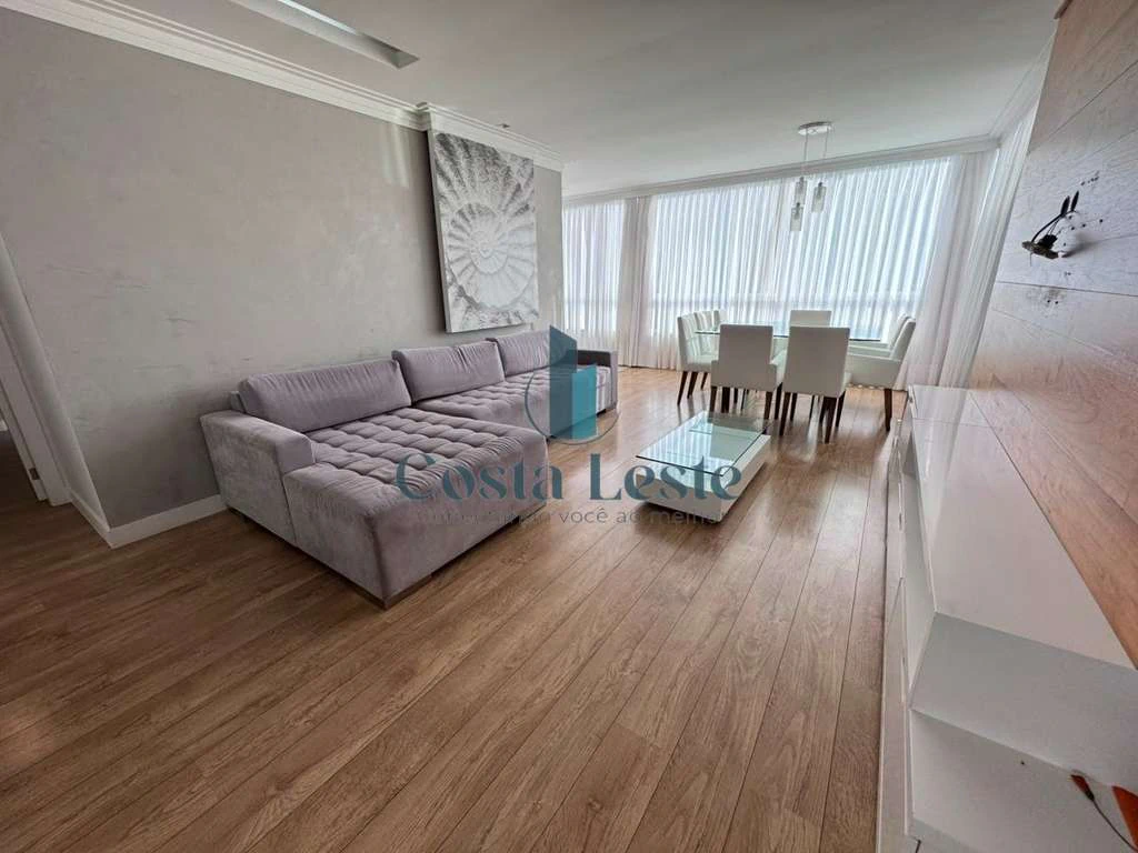282 m² apartment with 3 bedrooms and a glass balcony — photo 4