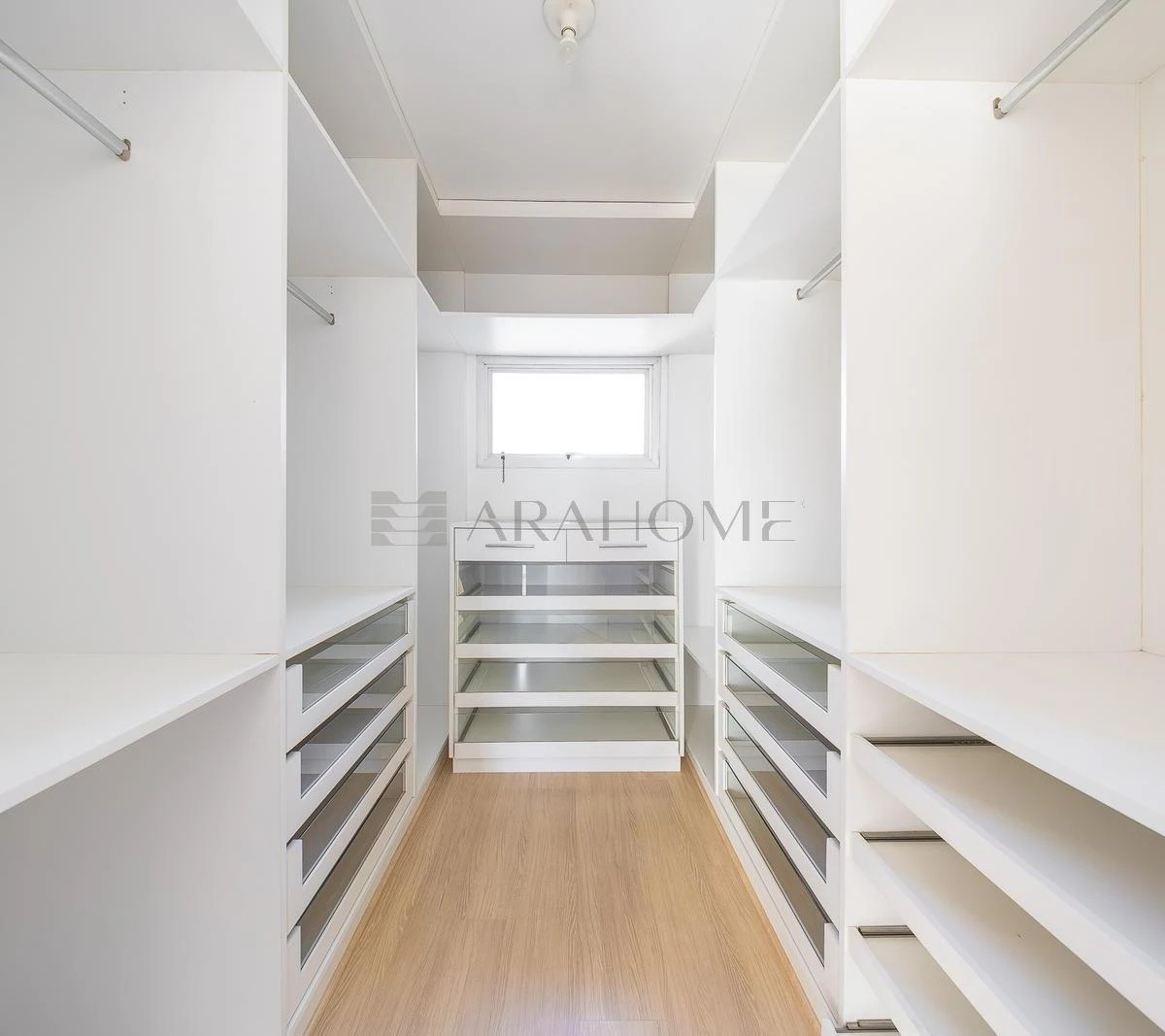 4-bedroom apartment with a bathtub in Curitiba — photo 36