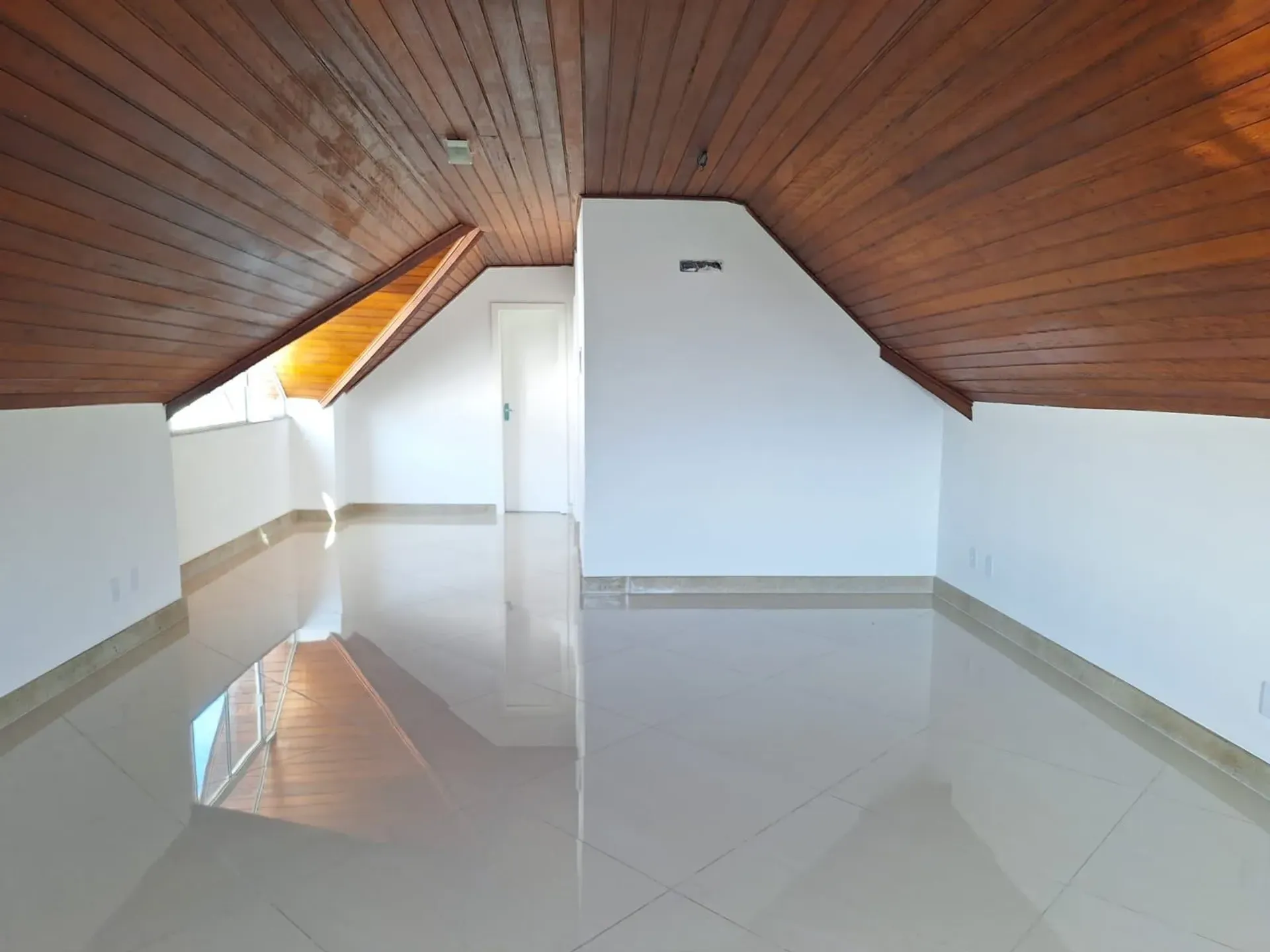 Rental house with 5 bedrooms and 5 bathrooms — photo 23
