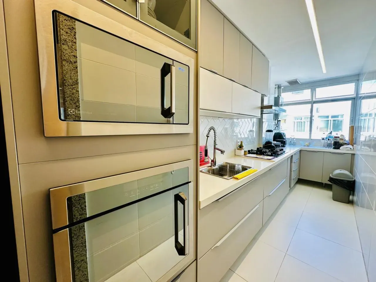 Furnished apartment, 198 m², with floor-to-ceiling windows — photo 12
