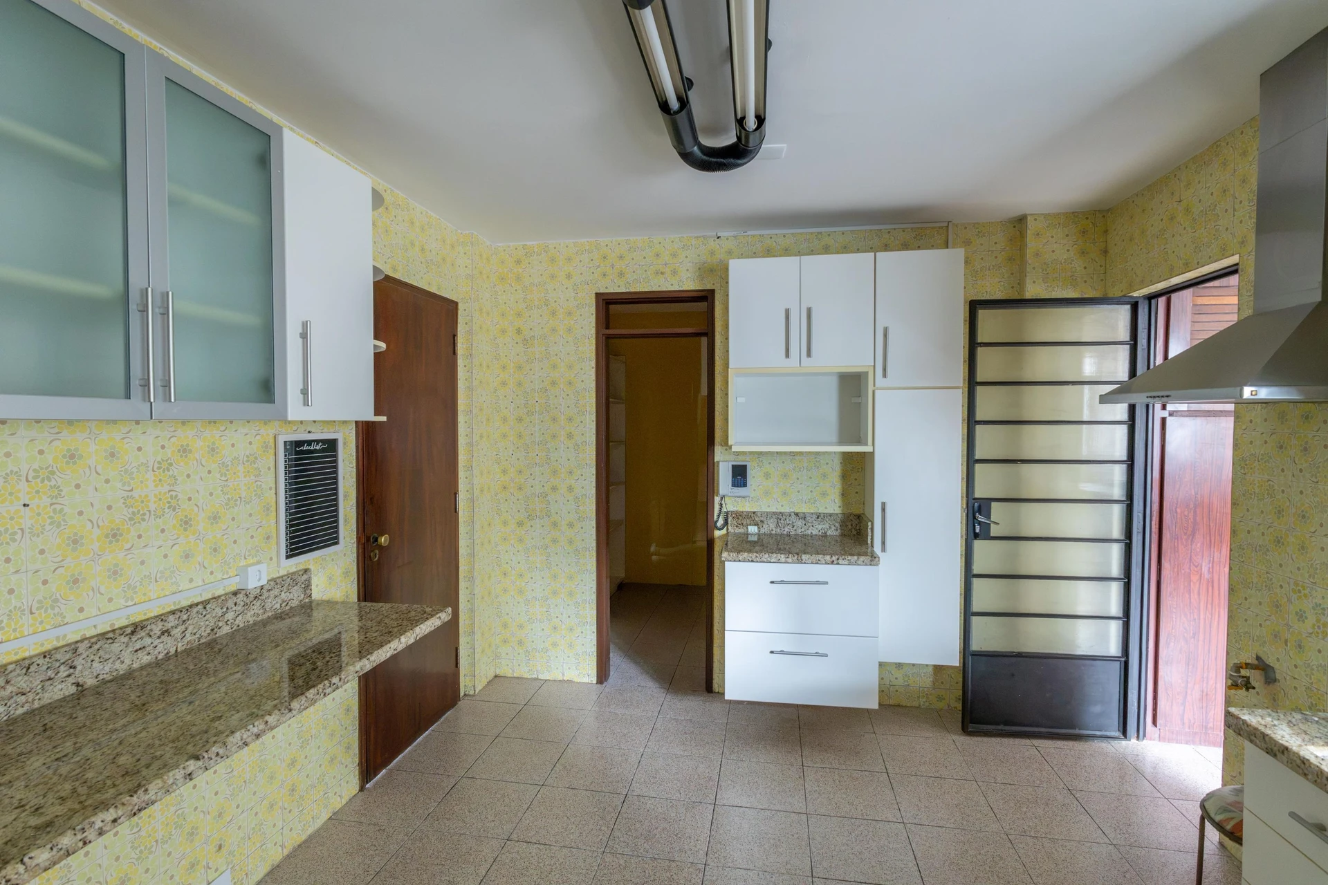Furnished apartment, 283 m², with a glass-enclosed balcony — photo 46