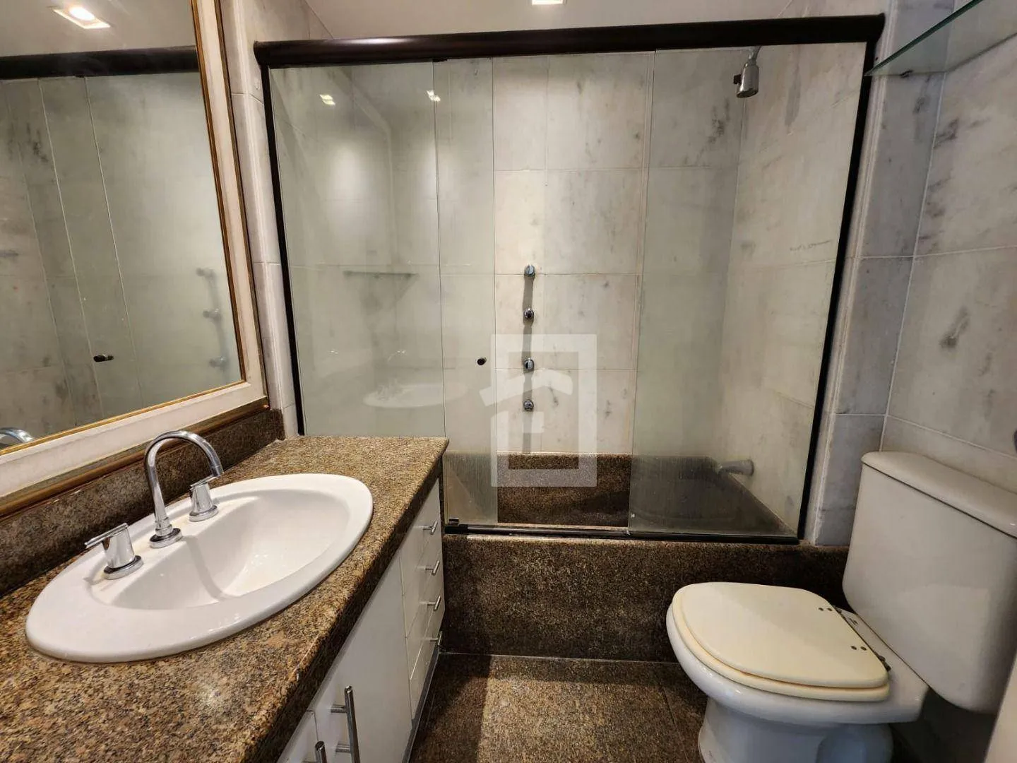 4-bedroom apartment with enclosed balcony and private garden — photo 57