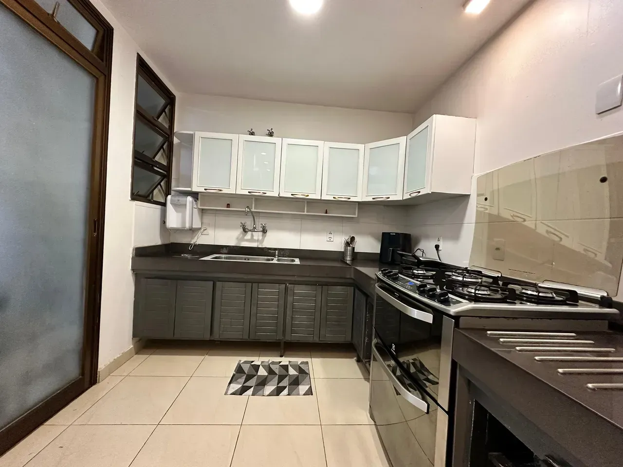 Furnished 250 m² apartment with 4 bedrooms and 5 bathrooms — photo 3