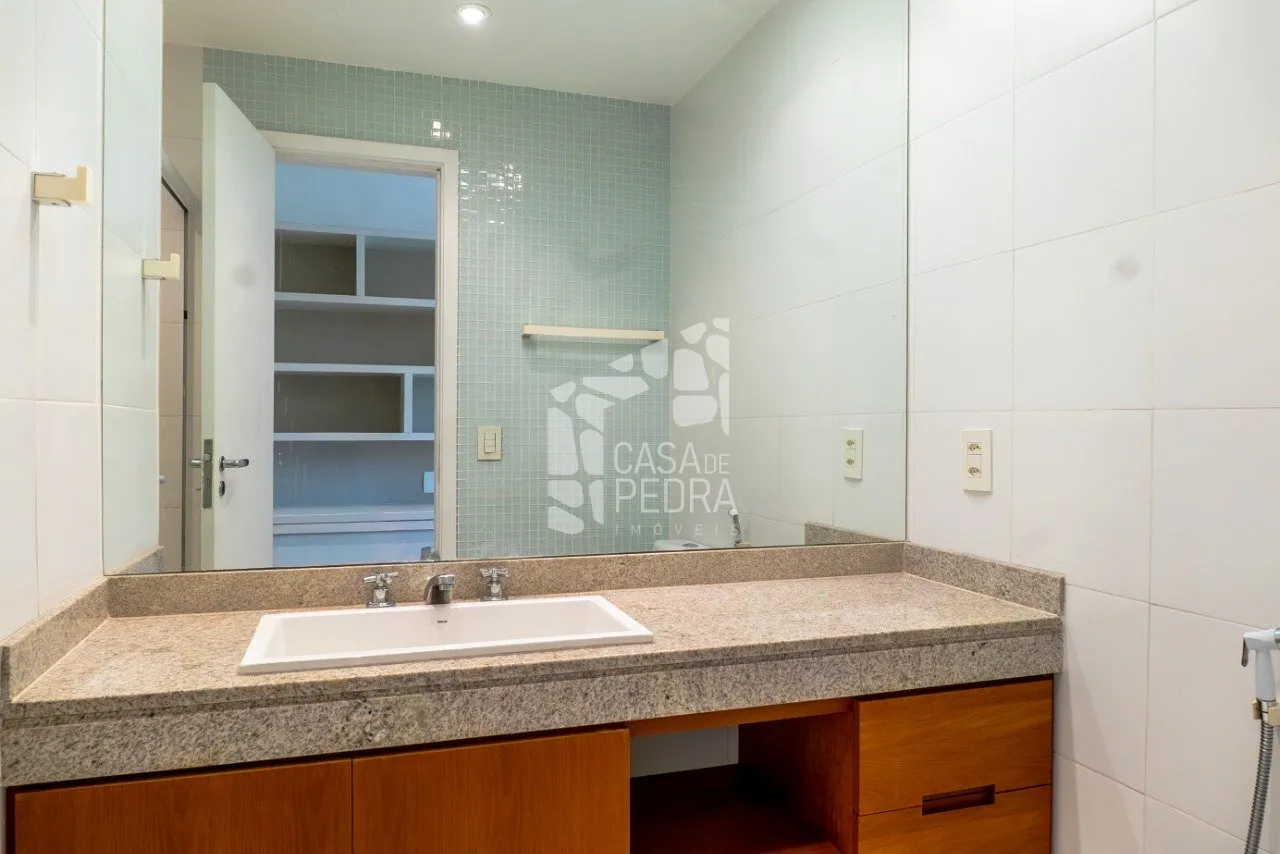 4-bedroom apartment with enclosed glass balcony — photo 56