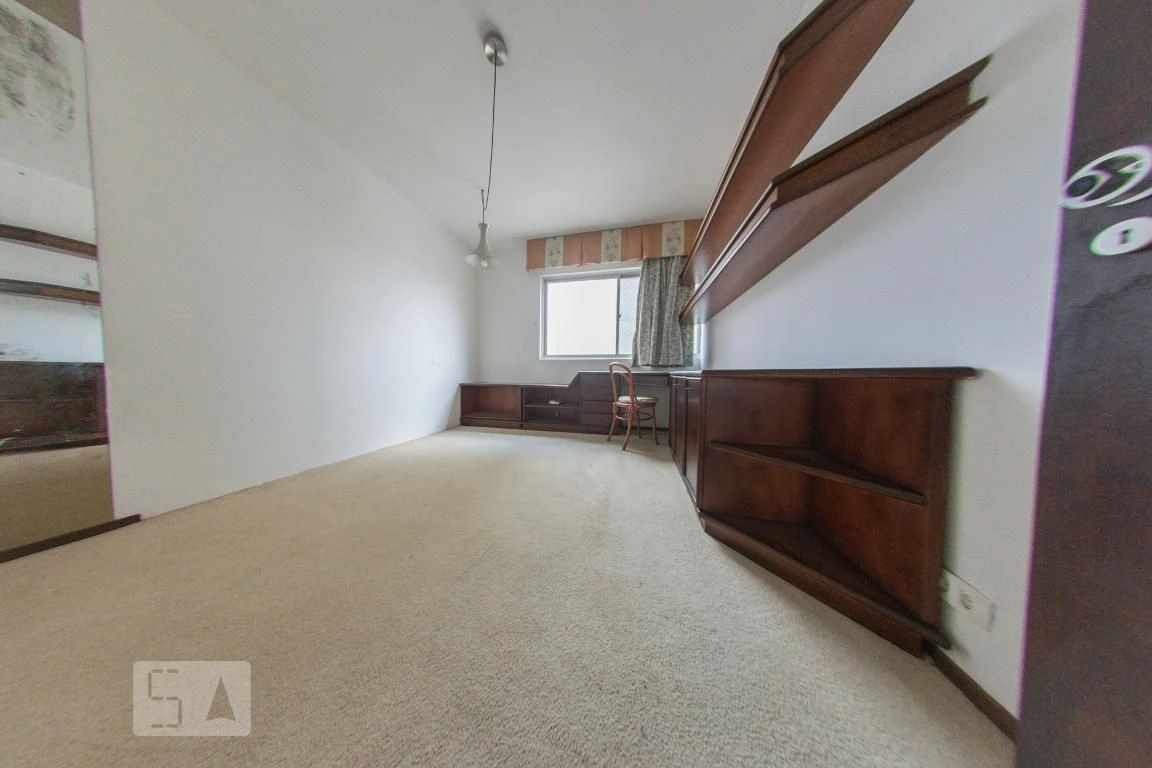4-bedroom apartment with a walk-in closet — photo 21