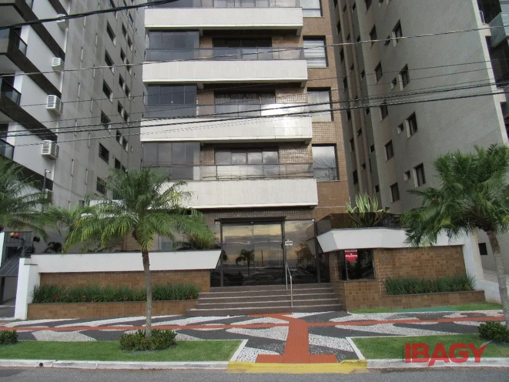 4-bedroom apartment with 2 en-suite baths and enclosed kitchen — photo 24