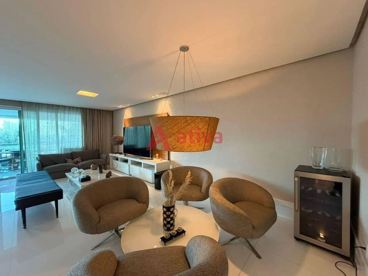 4-bedroom apartment with a glass-enclosed balcony — photo 6
