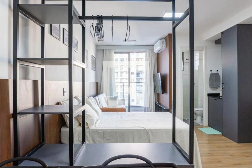 Furnished 1-bedroom apartment with a balcony — photo 16