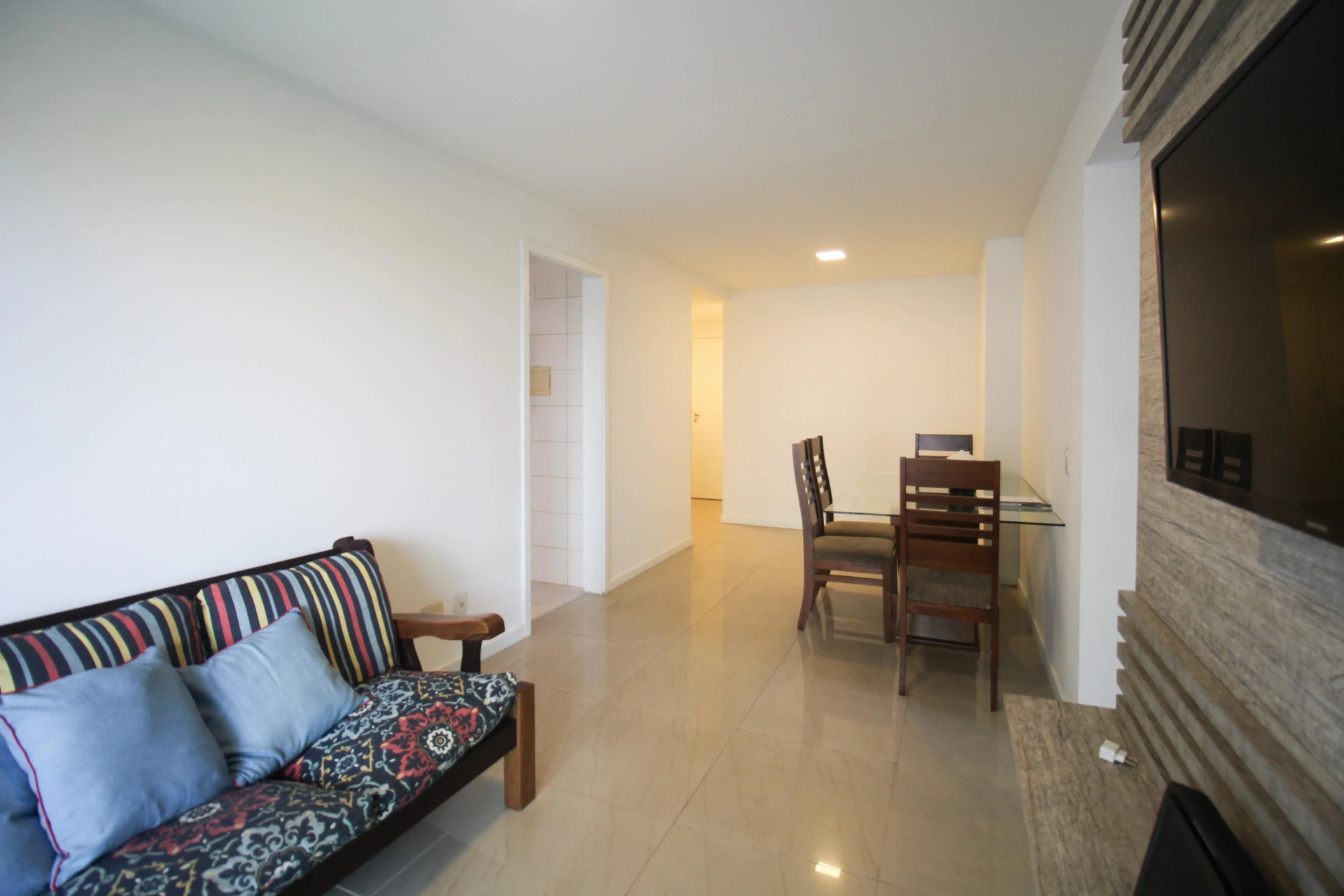 Apartamento mobiliado com 2 quartos e varanda envidraçada — photo 4
