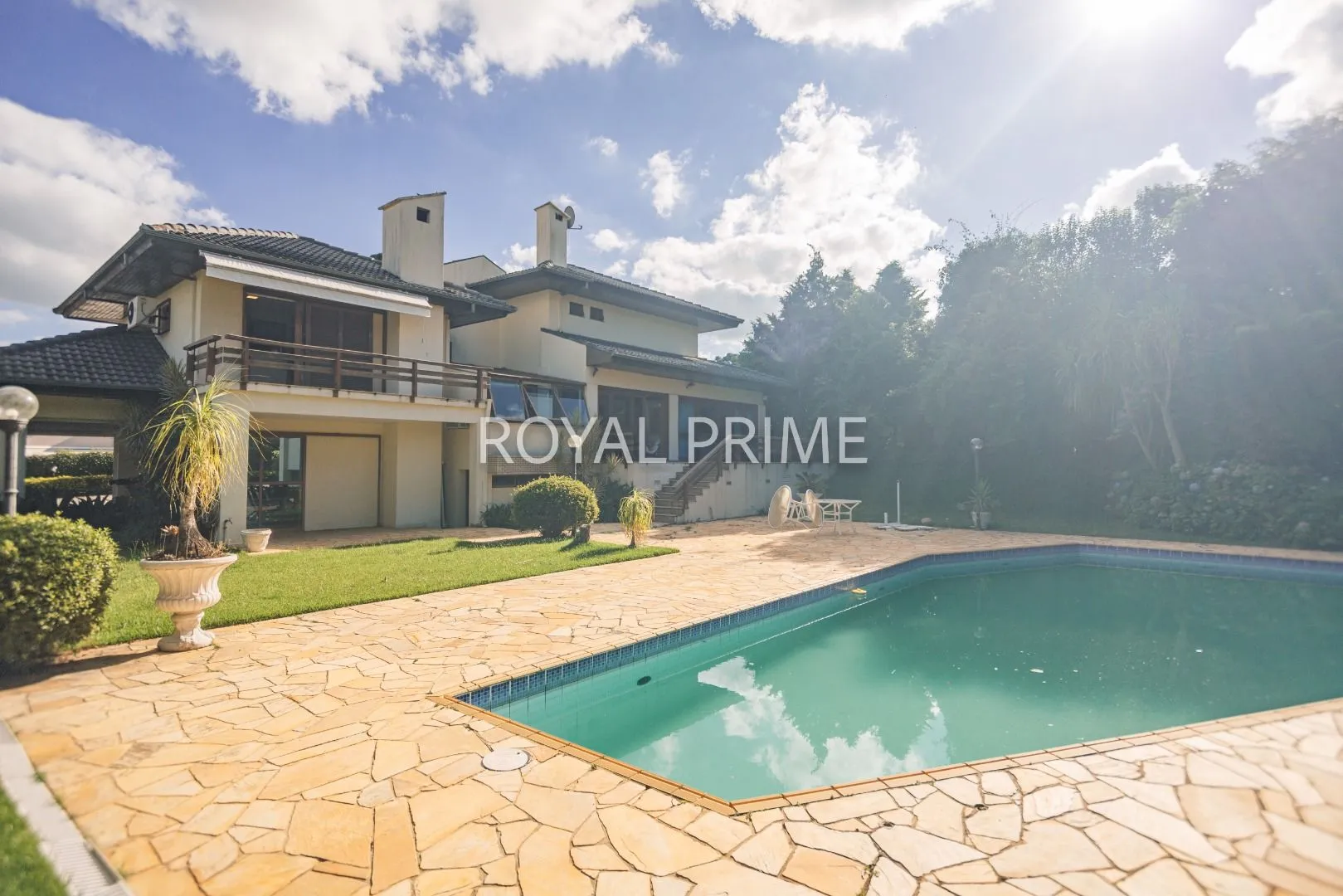 Furnished house in a gated community with 4 bedrooms and 5 baths