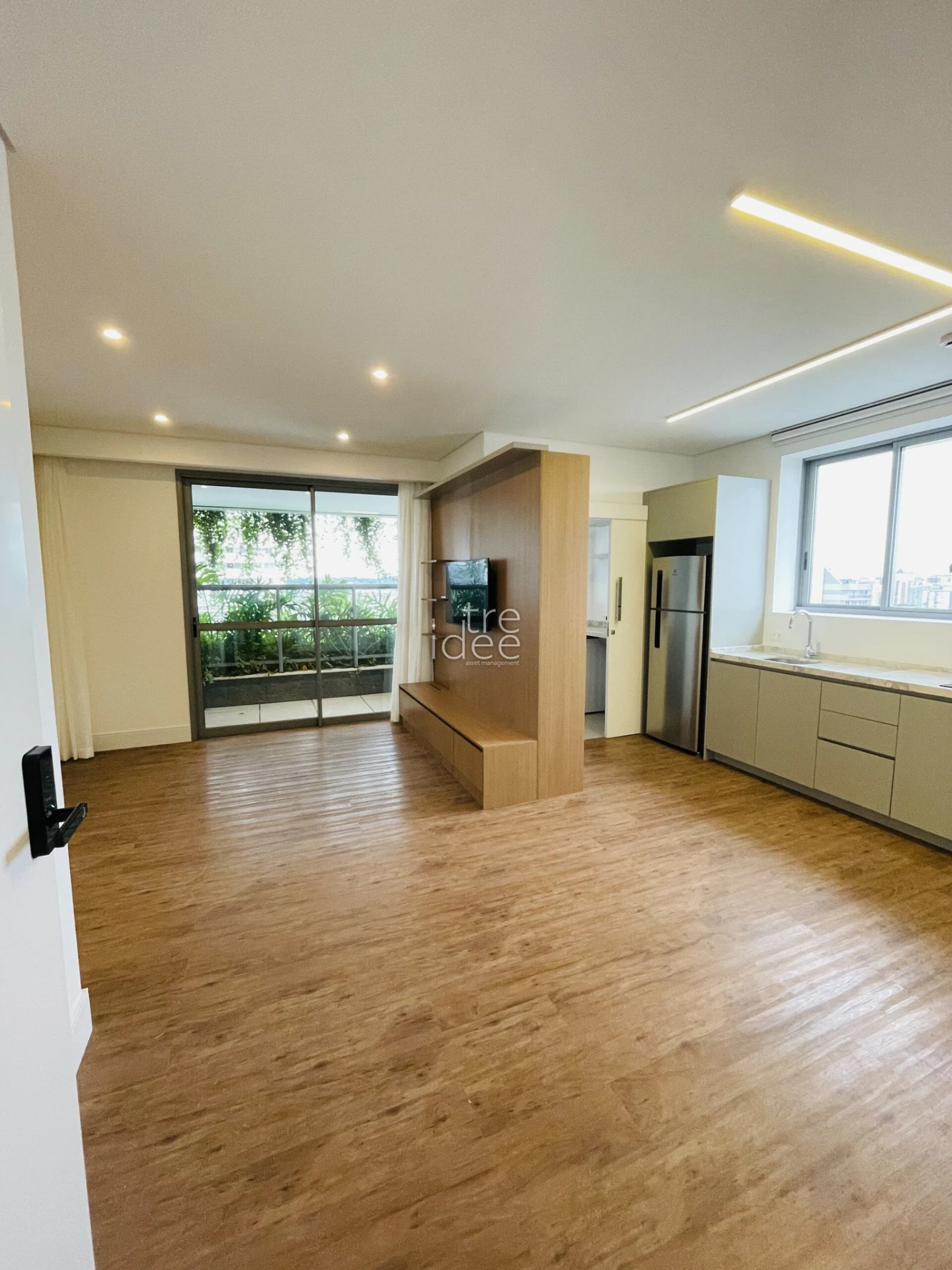 Furnished apartment, 80 m², with floor-to-ceiling windows