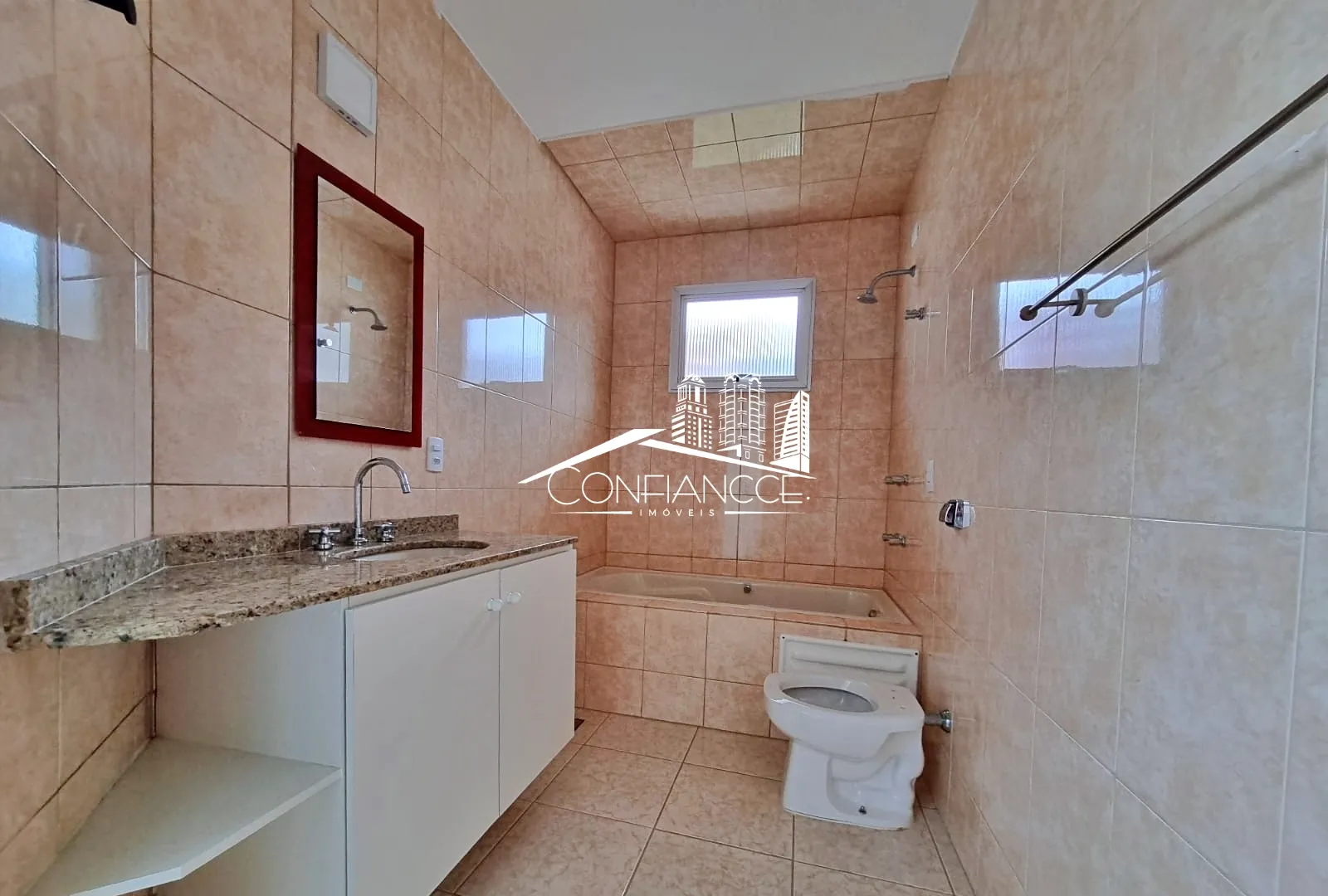 Bathtub in a 3-bedroom house, 350 m² — photo 12