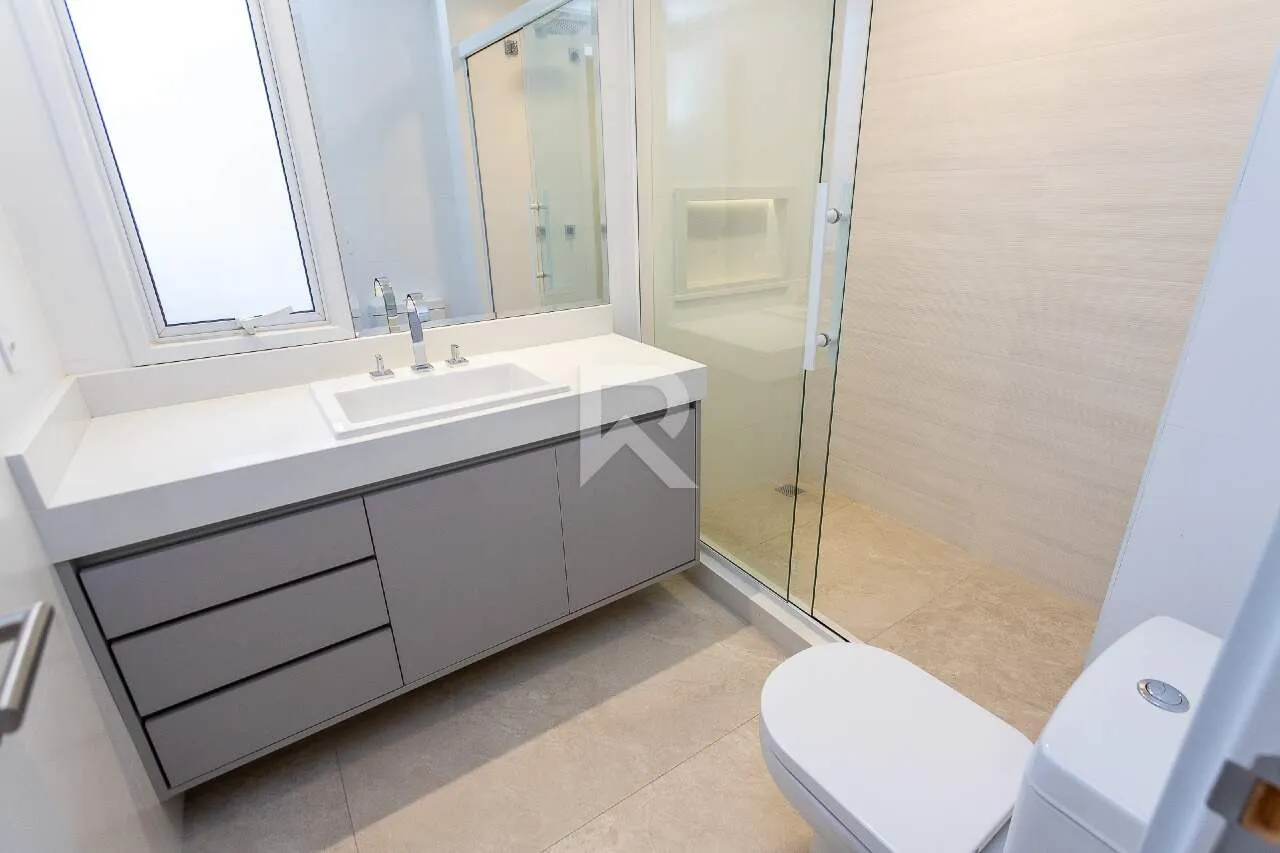 159 m² apartment with 4 bedrooms and a glassed-in balcony — photo 33