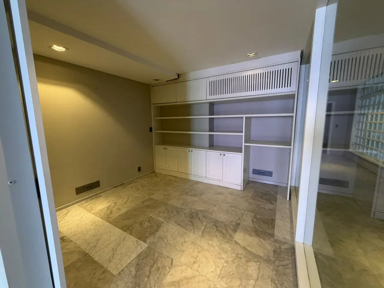 Apartamento de 465 m² com vista para a água e banheira — photo 33
