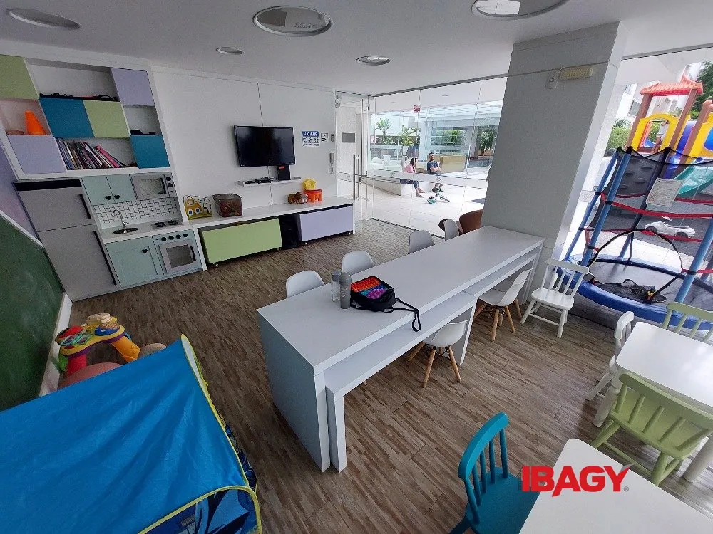 4-bedroom apartment in a building with a pool — photo 6