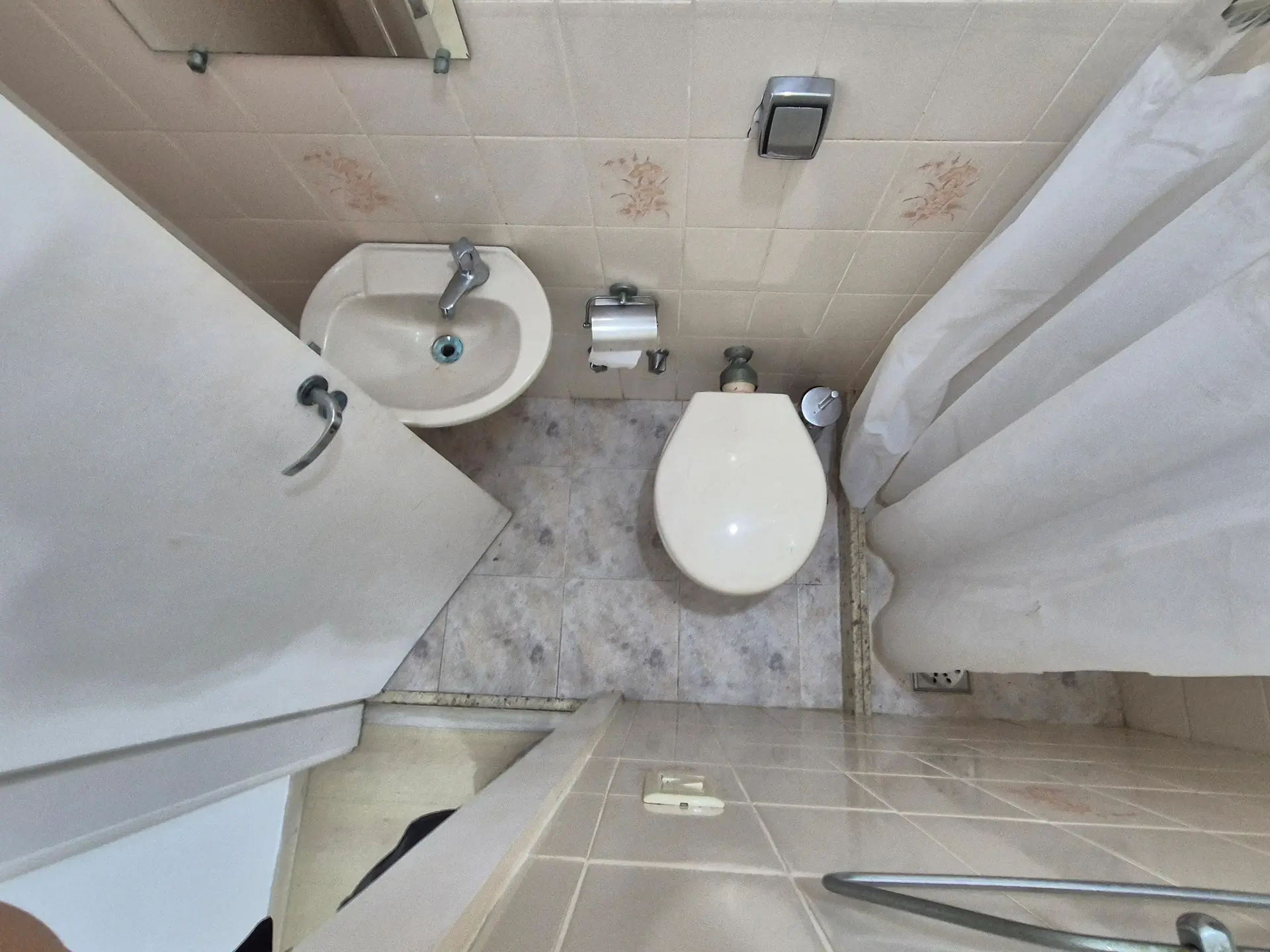 4-bedroom apartment with 3 bathrooms and a balcony — photo 42