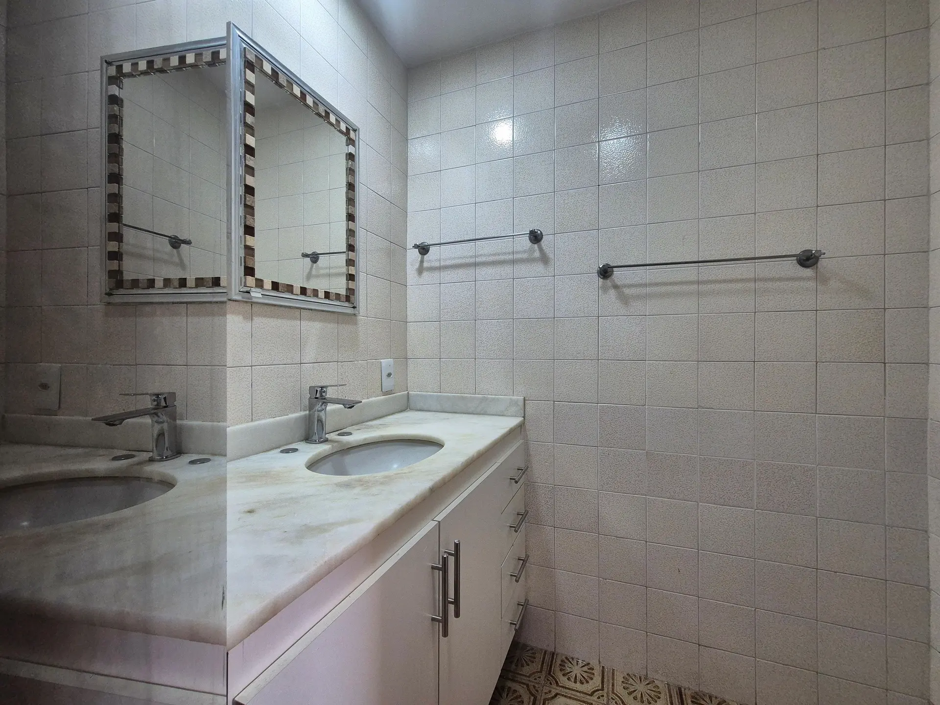 2-bedroom apartment in a building with a sauna — photo 40
