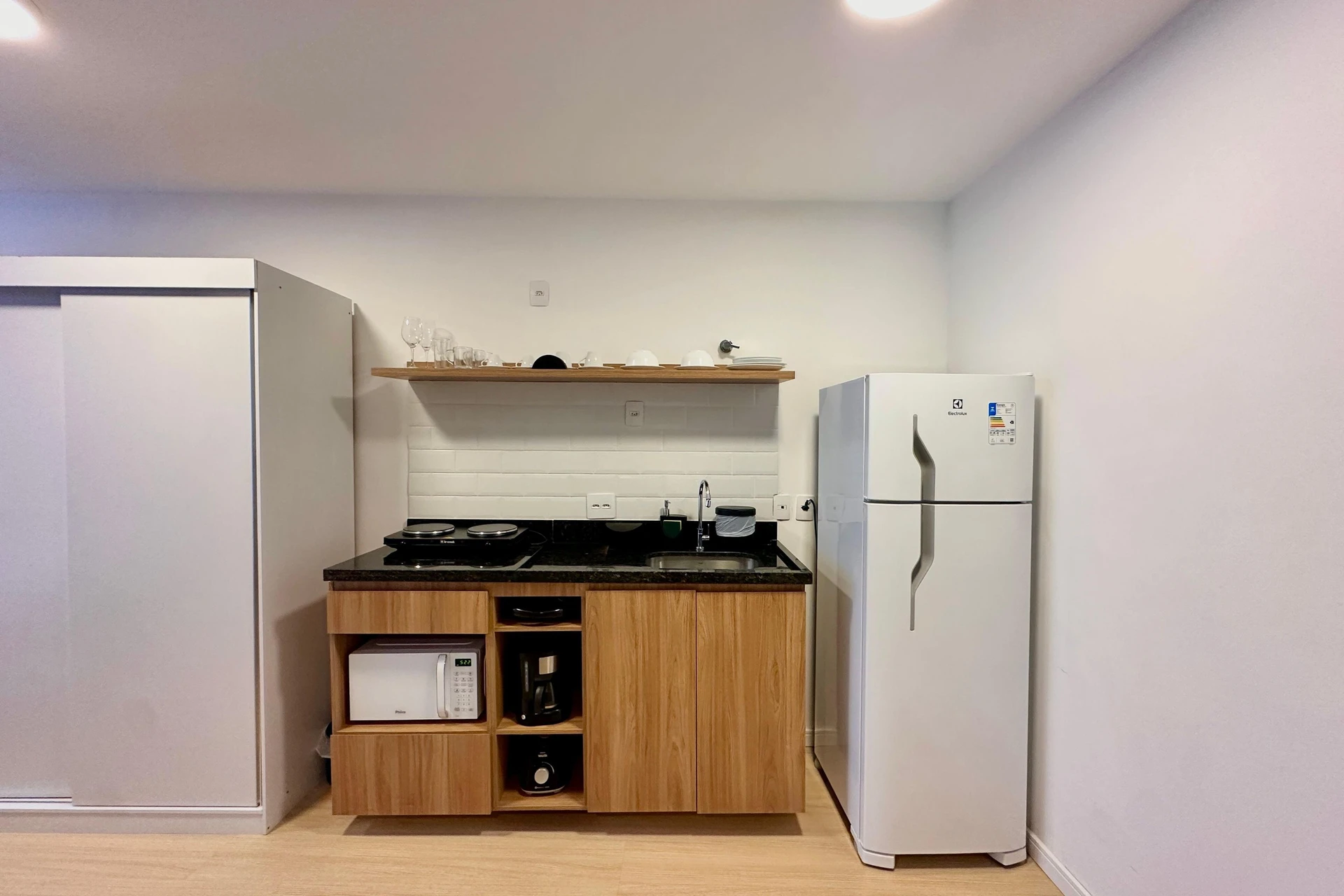 Furnished 1-bedroom apartment with a balcony grill — photo 16