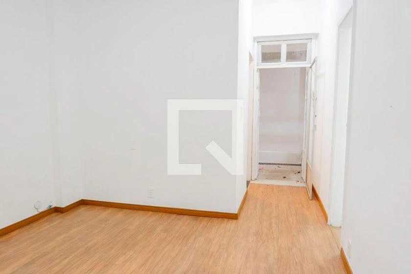 One-bedroom apartment with wood or laminate floors — photo 9
