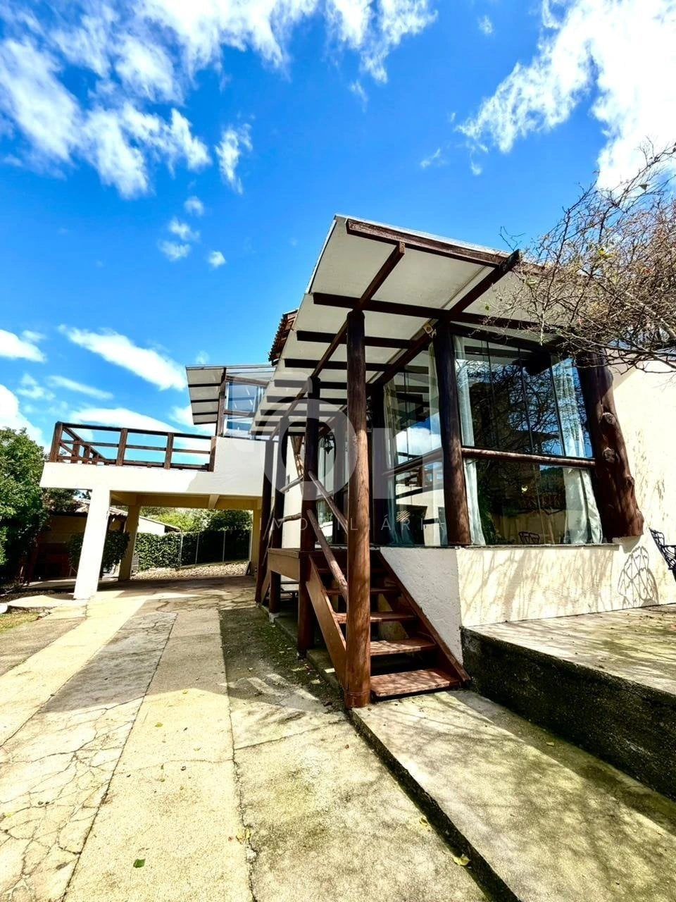 Furnished house, 224 m², with floor-to-ceiling windows — photo 2