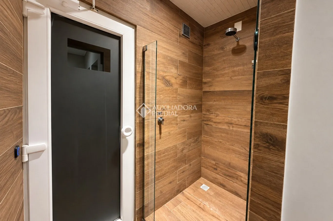 Balcony with a grill in a 2-bedroom apartment, 172 m² — photo 24