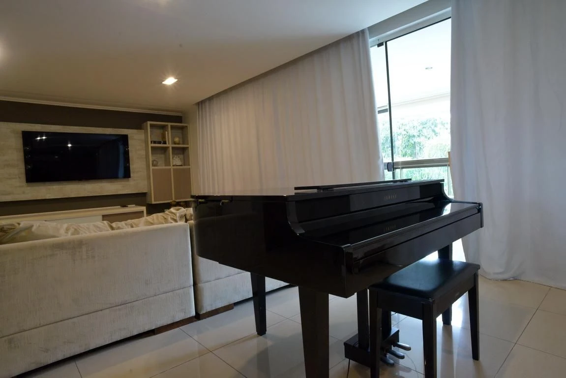 Jacuzzi in a 4-bedroom apartment, 233 m² — photo 18