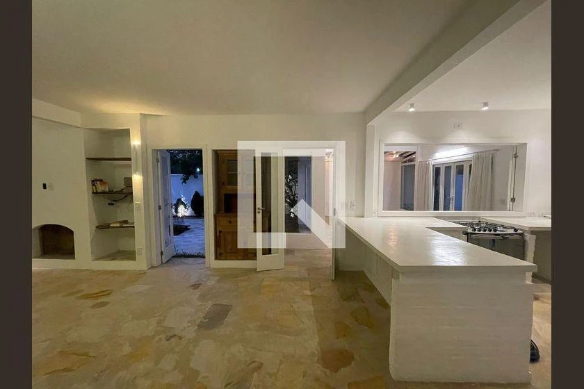 Balcony with a grill in a 3-bedroom house, 220 m² — photo 23