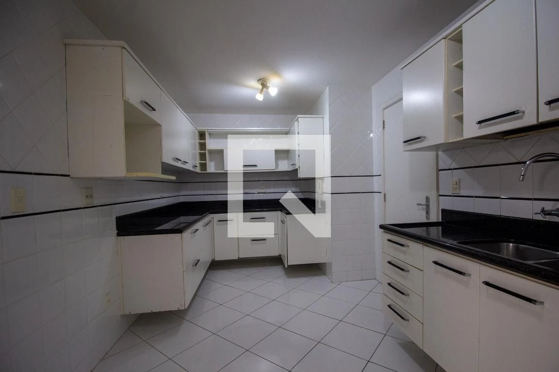 3-bedroom apartment with enclosed kitchen and private garden — photo 35