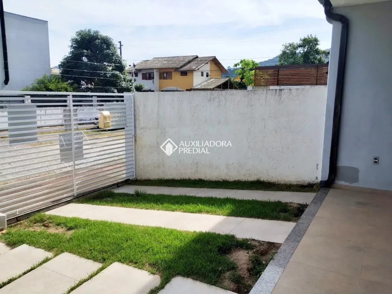 Balcony with a grill in a 3-bedroom house, 130 m²