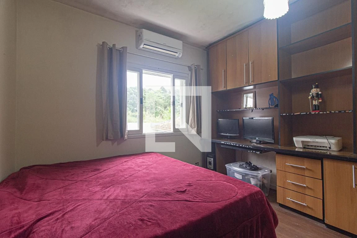 3-bedroom house with a walk-in closet in Curitiba — photo 8