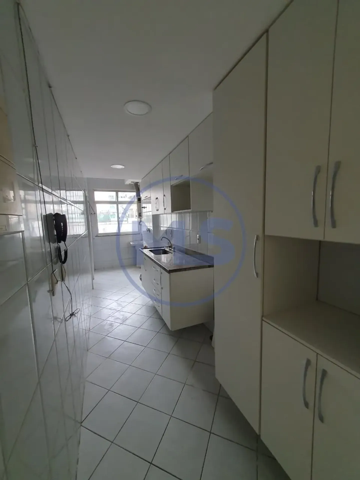 Balcony with a grill in a 3-bedroom apartment, 83 m² — photo 2