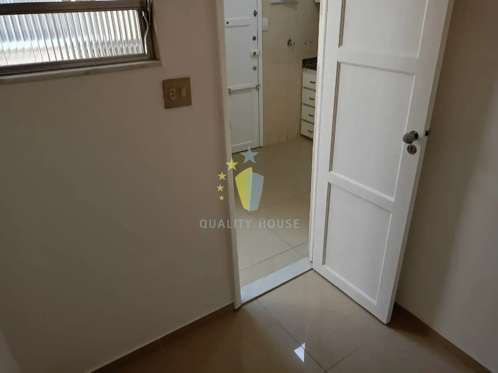 Bathtub in a 2-bedroom apartment, 90 m² — photo 25