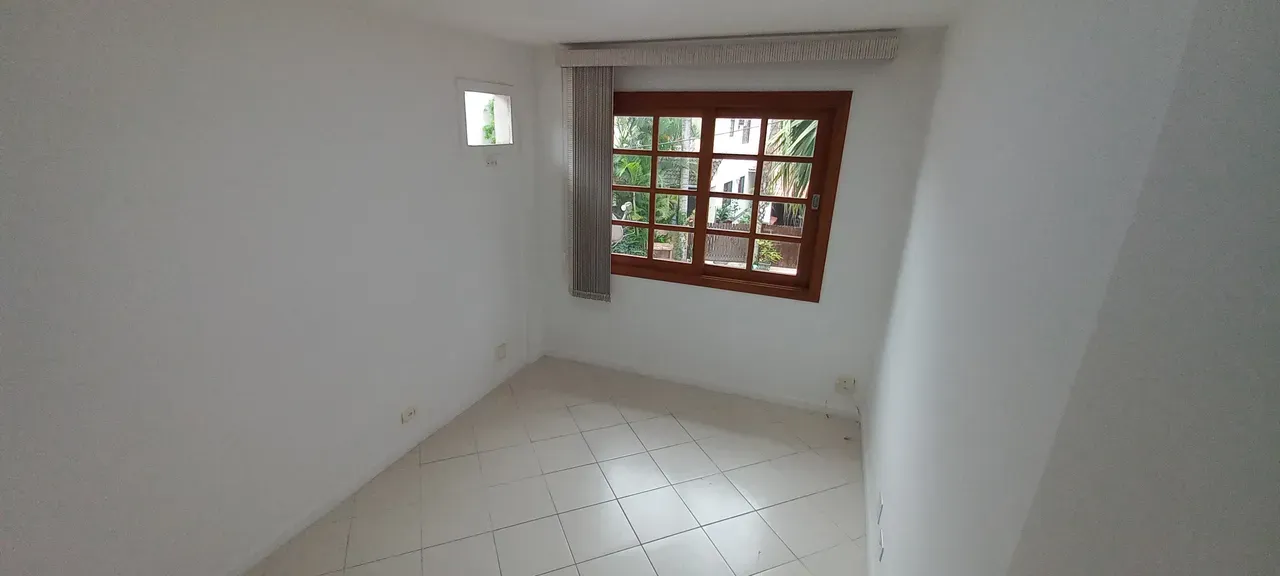 Unfurnished house with a closed kitchen and gas stove — photo 6
