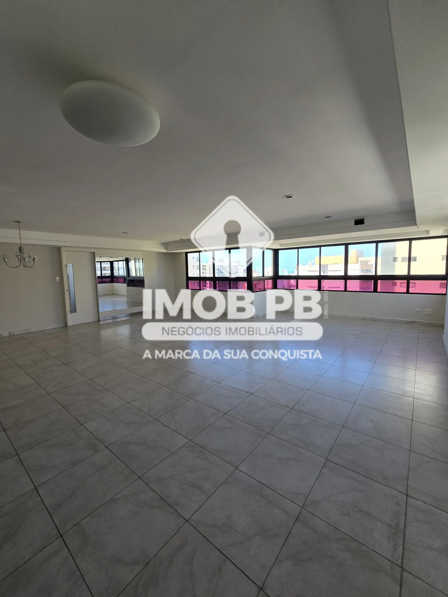 Квартира з 4 спальнями з власними ванними та 218 м²